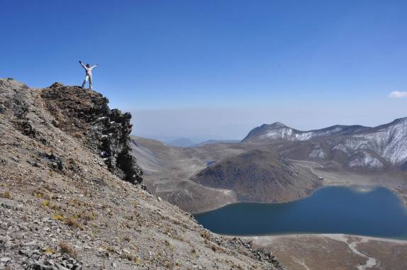 A Ana na crista da cratera do Nevado de Toluca, na região central do México